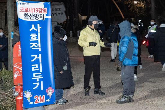 김선갑 광진구청장(왼쪽)이 1일 아차산 입구에서 등산객에게 ‘사회적 거리두기 캠페인’을 펼치고 있다.