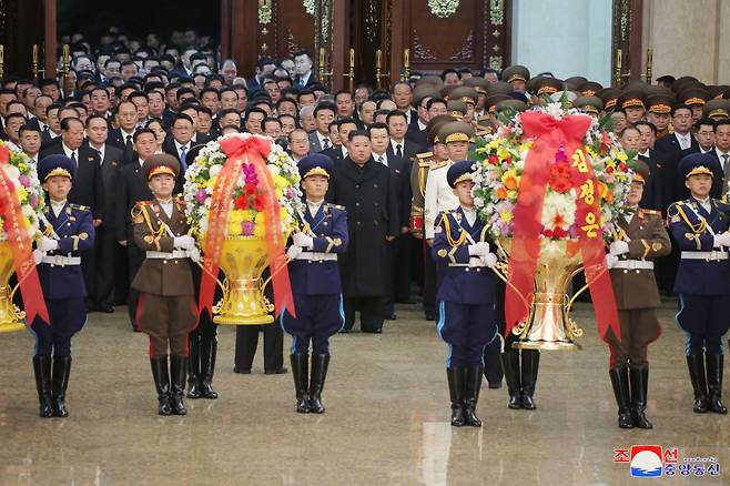 김정은 북한 국무위원장이 2021년 신년 첫날 노동당 제8차 대회 대표자들과 함께 금수산태양궁전을 참배하고 있다. /조선중앙통신 연합뉴스