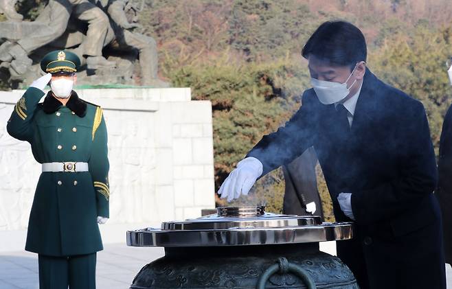 신축년 새해 첫 날인 1일 오전 안철수 국민의당 대표가 서울 동작구 국립현충원 현충탑을 참배하고 있다. /국회사진기자단