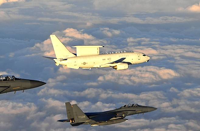 문재인 대통령이 탑승해 지휘비행 중인 공군 항공통제기 E-737기가 F-15K, F-16 전투기 편대의 호위를 받으며 상공을 비행하고 있다. /합참