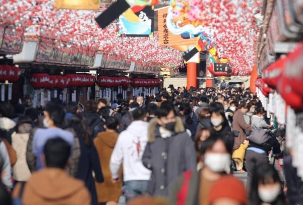 지난해 12월 27일 오후 도쿄(東京)의 관광지인 센소지(淺草寺) 인근 상점가가 행락객으로 붐비고 있다. /연합뉴스