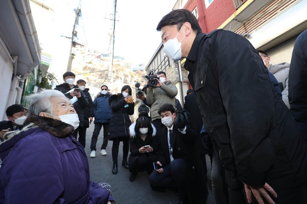 1일 '서울시민 주거안정'을 위한 현장 점검에 나선 국민의당 안철수 대표가 서울 창신동 도시재생구역에서 주민과 이야기하고 있다. /연합뉴스