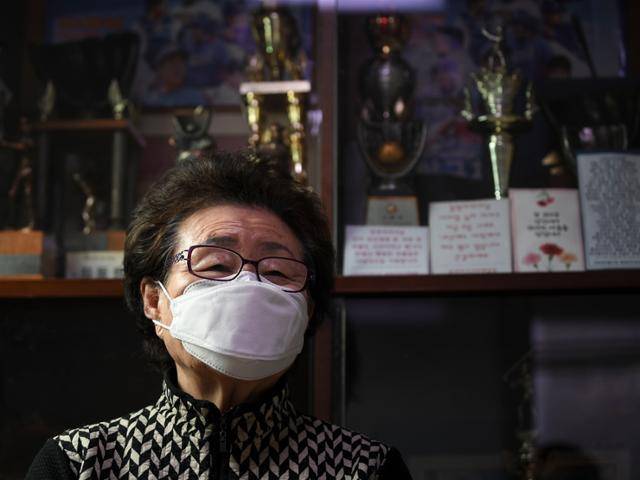 김정자씨의 집은 마치 '최동원 박물관' 같다. 뒤로 최동원 선수가 생전 받았던 트로피들과 팬들이 쓴 편지가 보인다. 부산=이한호 기자