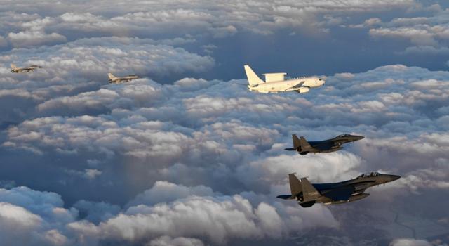 문재인 대통령이 탑승해 지휘비행 중인 공군 항공통제기 E-737기가 F-15K, F-16 전투기 편대의 호위를 받으며 상공을 비행하고 있다. 합참 제공