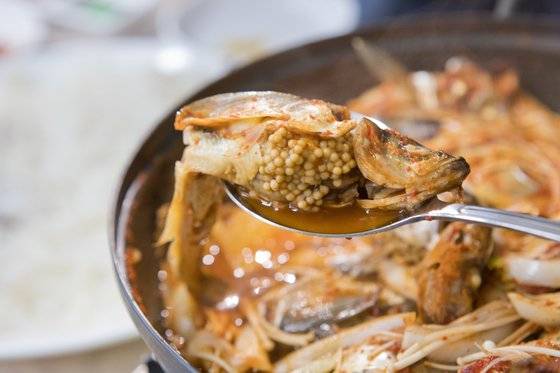 무를 듬뿍 넣고 얼큰하게 끓인 도루묵찌개도 별미다. 최승표 기자