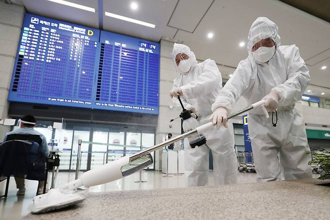 질병관리청 중앙방역대책본부가 지난달 22일 영국에서 국내로 입국한 사례에서 코로나19 영국 변이 바이러스를 확인했다고 지난달 28일 밝혔다. 인천국제공항 제1여객터미널 입국장에서 공항 방역 관계자들이 방역작업을 하고 있다. 뉴스1