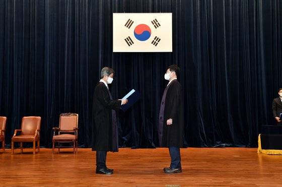 지난해 10월 김명수 대법원장(왼쪽)에게 임명장을 받던 김동현 판사의 모습. [법원행정처]