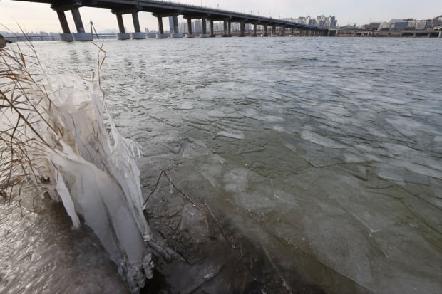 한파가 계속되는 가운데 서울 송파구 천호대교 인근 한강에 얼음 조각들이 떠다니고 있다. /사진=연합뉴스