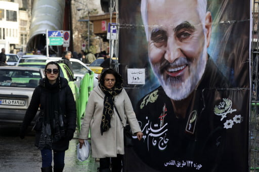 이란 테헤란 시내에 걸린 가셈 솔레이마니 이란 혁명수비대 쿠드스군 사령관의 추모 포스터 앞으로 시민들이 지나가고 있다. 솔레이마니 사령관은 3일 이라크 바그다드에서 미군의 폭격에 숨졌다. /사진=AP