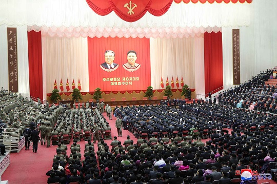 조선노동당 제8차 대회 대표증 수여식이 30일 열렸다고 조선중앙통신이 31일 보도했다. 조선중앙통신 연합뉴스