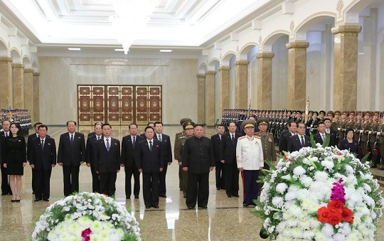 김정일 9주기 맞아 금수산궁전 참배하는 김정은. 평양 조선중앙통신, 연합뉴스