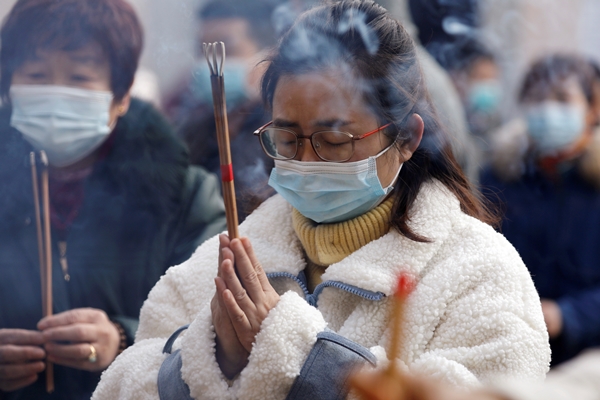 1일 중국 후베이성 우한시의 한 불교사원에서 마스크를 쓴 여성이 기도하고 있다. 로이터 연합뉴스