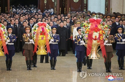 김정은 북한 국무위원장이 2021년 신년 첫날 노동당 제8차 대회 대표자들과 함께 금수산태양궁전을 참배했다. [사진출처 = 연합뉴스]