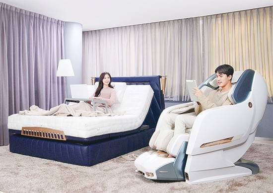 코로나19 사태가 장기화되며 슬기로운 집콕생활을 도와주는 상품들이 각광받고 있다. 모션베드와 안마의자. <바디프랜드 제공>