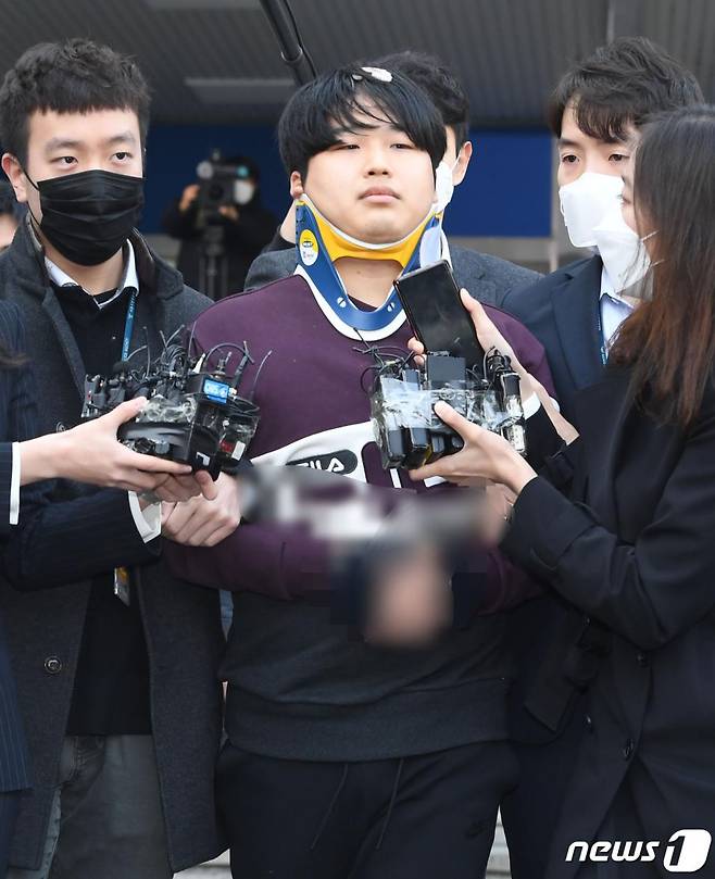 '박사방' 운영자 조주빈(25)이 지난 3월 25일 서울 종로구 종로경찰서 유치장에서 나와 검찰로 송치되고 있다. /사진=뉴스1