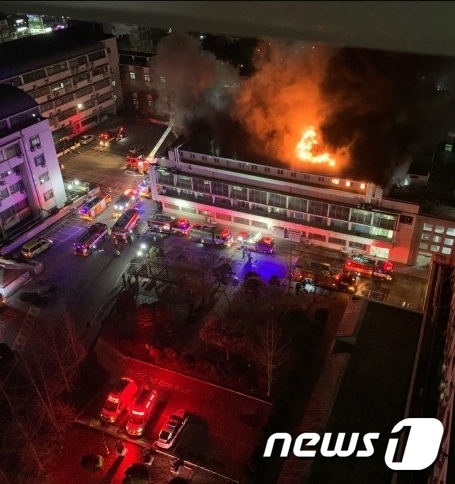 1일 0시 21분쯤 인천시 미추홀구 인하대 용현캠퍼스 4호관 건물에서 불이 났다. 소방대원들이 화재를 진압하고 있다./사진=뉴스1(독자제공)