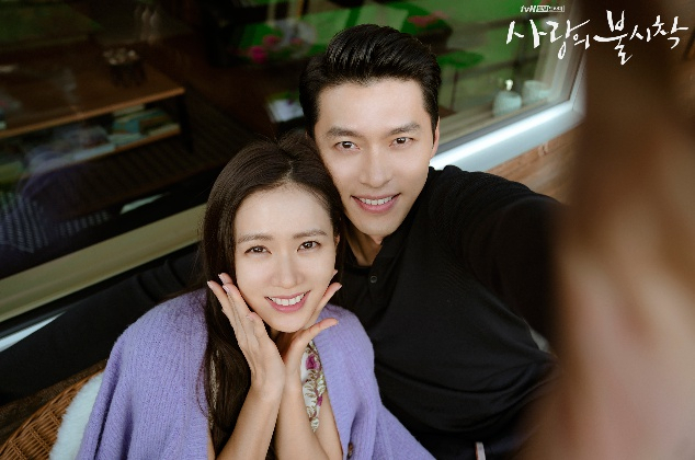 지난해 종영된 tvN 드라마 '사랑의 불시착'에서 출연했을 당시의 배우 현빈(오른쪽)과 손예진. 두 사람은 이 드라마에서 분단 현실을 뛰어넘는 사랑을 나누는 ‘남북 커플’을 연기했고, 이후 관계가 실제 연인으로 발전된 것으로 밝혀졌다. [tvN 제공]