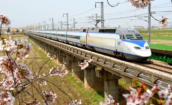 “희망의 봄을 향해 달려요” 한국철도 KTX의 힘찬 운행 모습.
