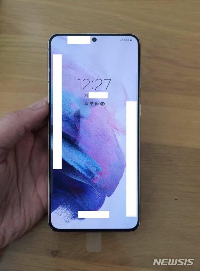 [서울=뉴시스] 삼성전자 갤럭시S21 플러스 모델의 실물 사진이 공개됐다. (출처=트위터 @MauriQHD)