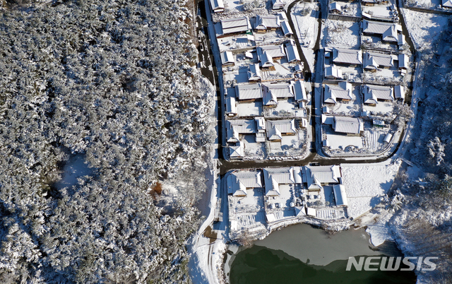 [담양=뉴시스] 류형근 기자 = 31일 오전 전남 담양군 창평면 한옥마을 지붕위에 이틀동안 내린 눈이 쌓여있다. 2020.12.31. hgryu77@newsis.com