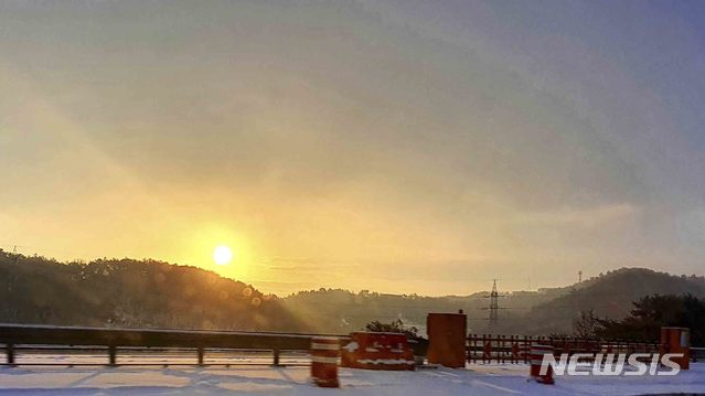 [무안=뉴시스] 김혜인 기자 =1일 오전 전남 무안군 일로읍에서 새해 첫 태양이 떠오르고 있다. 2020.1.1.(사진=독자제공) photo@newsis.com