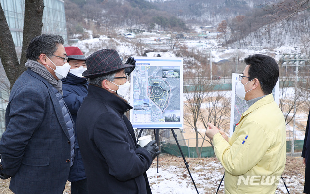 [대전=뉴시스] 허태정 대전시장이 1일 오전 동구 용원동 대전의료원 건립 예정지를 살펴보고 있다.