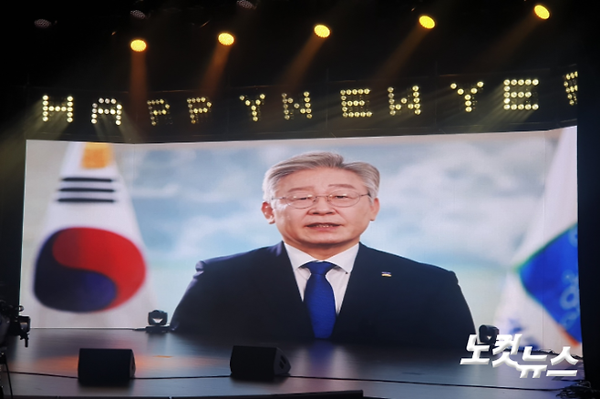 '2020 송년 제야행사'에서 신년 인사말을 건내고 있는 이재명 경기도지사.