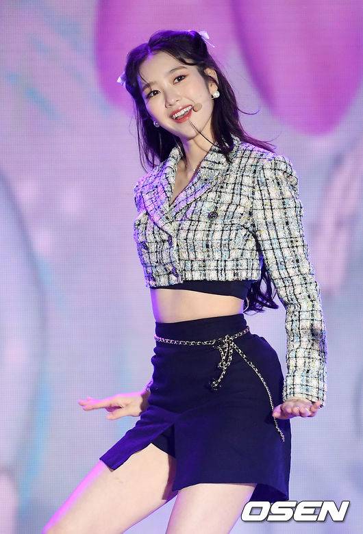 [OSEN=민경훈 기자]오마이걸 지호가 화려한 무대를 선보이고 있다./rumi@osen.co.kr