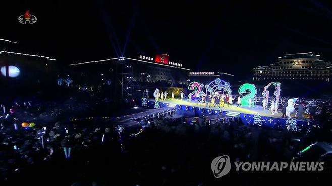 '북한도 신년 경축'…평양서 신년경축공연 (서울=연합뉴스) 북한 조선중앙TV는 평양 김일성광장에서 31일 오후 11시부터 열린 '2021년 신년경축공연'을 생중계했다. 사진은 광장에 설치된 무대 위에서 가수와 무용수들이 공연하는 모습. [조선중앙TV 화면] 2020.12.31       [국내에서만 사용가능. 재배포 금지. For Use Only in the Republic of Korea. No Redistribution] nkphoto@yna.co.kr