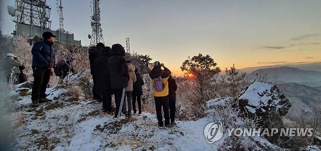 "새해 첫 해가 떴습니다" (대전=연합뉴스) 2021년 첫날인 1일 대전 식장산에서 해맞이객들이 새해 첫 일출을 감상하고 있다. 2021. 1. 1 [임한모 씨 제공. 재판매 및 DB 금지] cobra@yna.co.kr