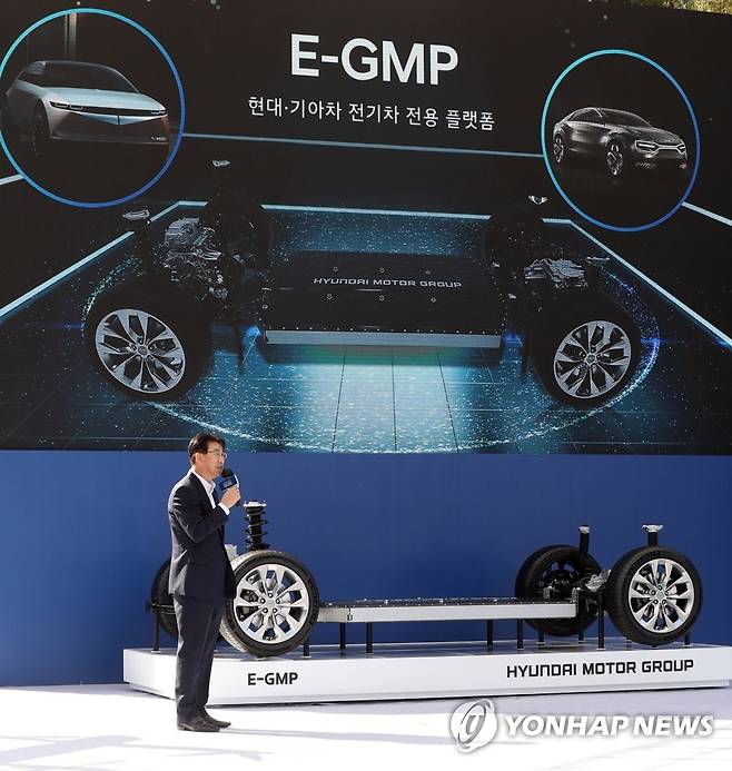 전기차 전용 플랫폼 E-GMP 설명하는 이원희 사장 [연합뉴스 자료사진]