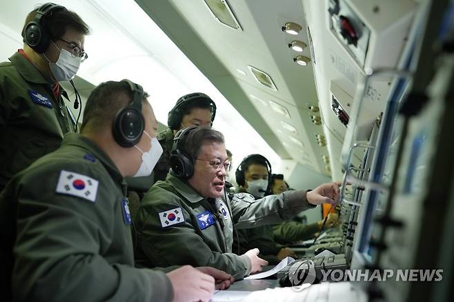 문 대통령, 군사대비태세 점검 지휘비행 (서울=연합뉴스) 문재인 대통령이 새해 첫날인 1일 공군 항공통제기 E-737에 탑승해 우리 군의 군사대비태세를 점검하며 지휘비행을 하고 있다. 2021.1.1  [청와대 제공. 재판매 및 DB금지] jjaeck9@yna.co.kr