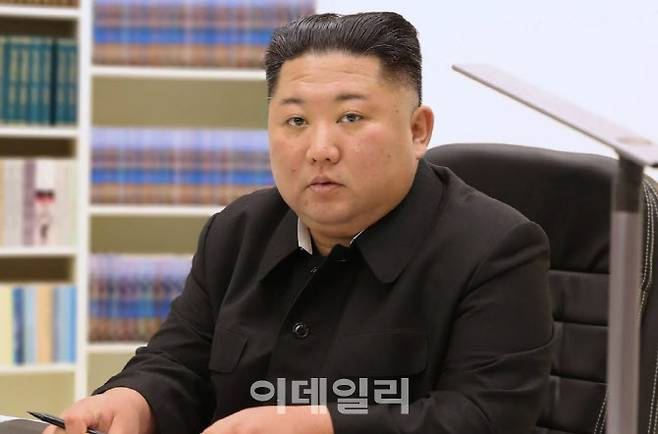 2021년 새해맞이 친필 서한을 공개한 김정은 북한 국무위원장(사진=연합뉴스 자료)