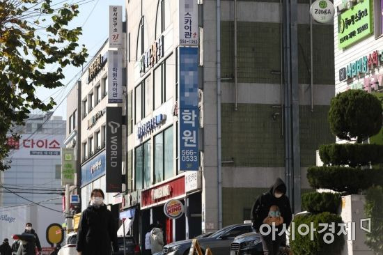 2021학년도 대학수학능력시험이 사흘 앞으로 다가온 지난해 11월 30일 코로나19 확산세가 꺾이지 않으면서 수험생들의 불안이 커지고 있다. 이날 서울 강남구 대치동 학원가에 긴장감이 흐르고 있다. /문호남 기자 munonam@