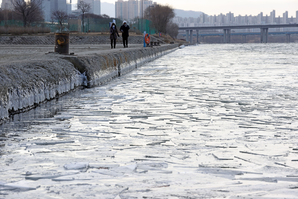 지난해 31일 오후 서울 송파구 천호대교 인근 한강에 얼음 조각들이 떠다니고 있다. /연합뉴스