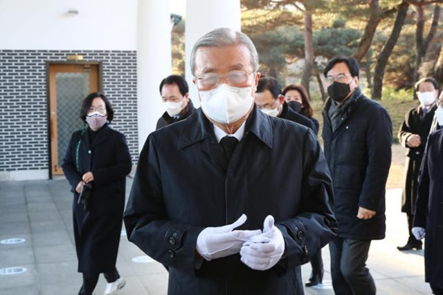 1일 김종인 국민의힘 비대위원장이 서울 동작구 국립현충원에서 참배를 마치고 나서고 있다. 뉴스1