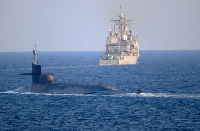지난달 21일 미국의 오하이오급 핵잠수함 조지아호(USS Georgiaㆍ왼쪽)와 순양함 포트 로열호(USS Port Royal)가 페르시아만의 원유 수송로인 호르무즈해협을 항해하고 있다. 미 해군은 당일 조지아호가 호르무즈해협을 통과했다고 전했다. 미 해군 제공