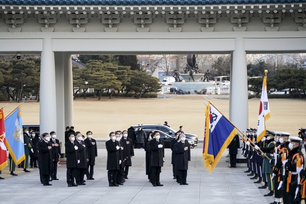 문재인 대통령이 2일 오전 8시 서울 동작구 국립서울현충원을 방문, 신년 참배를 하고 있는 모습. [청와대]