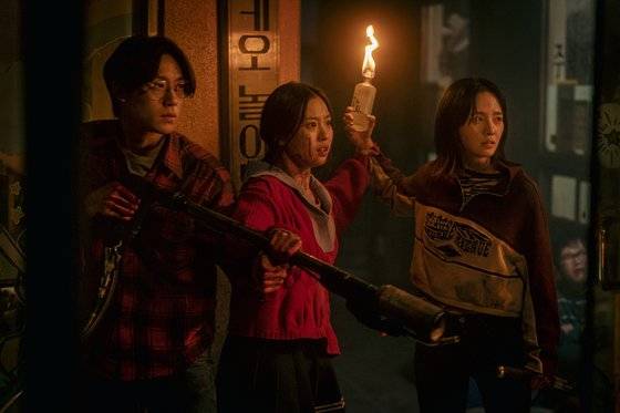 '스위트홈'에서 (왼쪽부터) 오빠인 은혁과 은유, 아파트 이웃 지수. 매점에서 구한 술병 등이 무기다. [사진 넷플릭스]