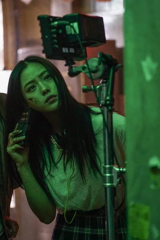 촬영 현장에서 고민시. 늘 음악을 듣는 헤드폰은 극 중 은유의 트레이드 마크다. [사진 미스틱스토리]