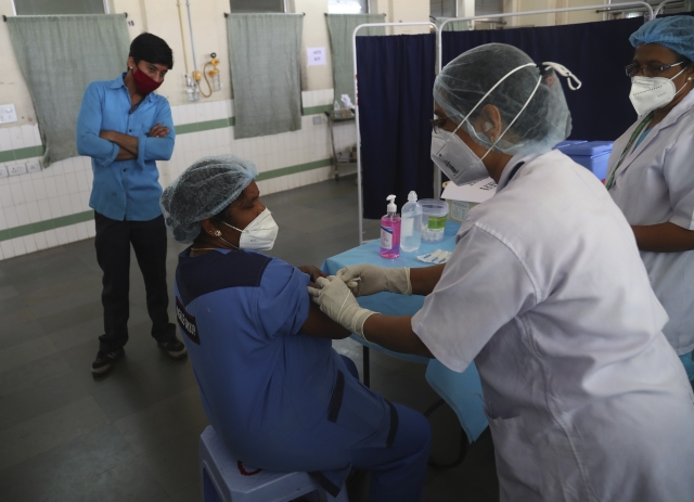인도 보건 종사자들이 2일 코로나19 백신 전달 시스템을 점검하기 위한 훈련에 참여한 모습. AP뉴시스