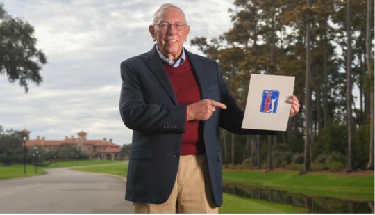 미 PGA 전 마케팅 이사 아트 웨스트가 40년전 월트디즈니사에 제작을 의뢰했던 PGA 로고 원본 모형을 선보이고 있다. [PGA 투어닷컴 캡처]