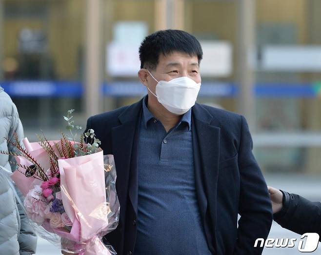 (수원=뉴스1) 사진공동취재단 = 17일 오후 경기도 수원시 영통구 수원지방법원에서 열린 이춘재 연쇄살인 8차 사건 재심 선고공판에서 재심 청구인 윤성여 씨가 무죄를 선고받고 웃어보이고 있다. 2020.12.17/뉴스1