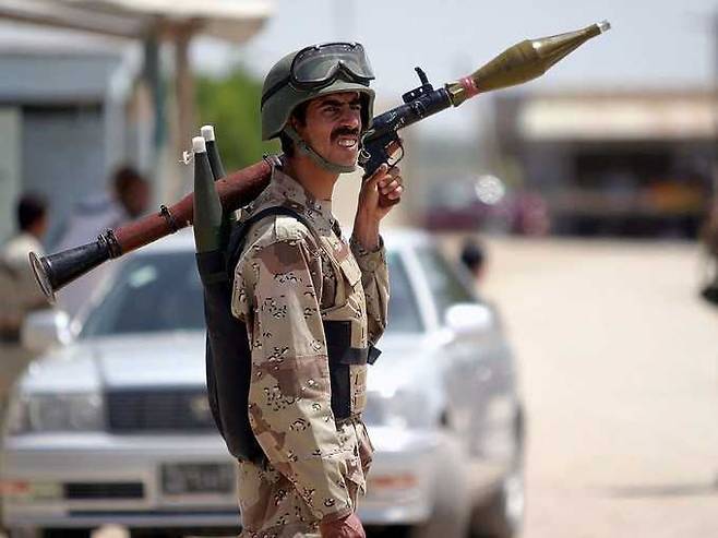 이라크군 병사가 RPG 로켓을 손에 들고 경계를 서고 있다. 세계일보 자료사진