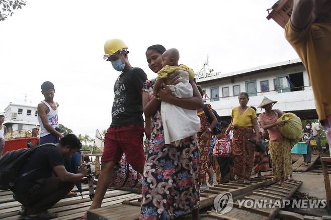 내전 피해 고향 떠나는 미얀마 라카인주 주민들 [EPA=연합뉴스 자료 사진]