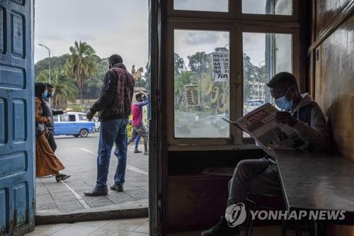 지난해 7월 소요 당시 한 남성이 에티오피아 수도 아디스아바바 카페에서 신문을 읽고 있다. [AP=연합뉴스 자료사진]