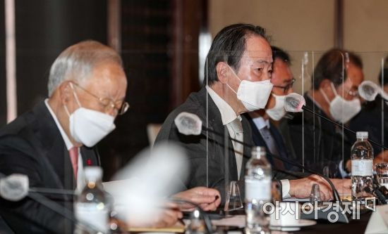 도미타 코지 주한일본대사가 8일 서울 중구 조선호텔에서 열린 '주한일본대사 초청 경총 회장단 간담회'에 참석해 모두발언 하고 있다./강진형 기자aymsdream@