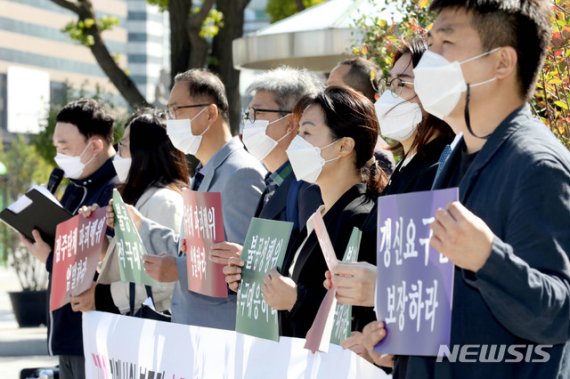 민변 민생경제위원회, 재벌개혁경제민주화넷, 전국가맹점주협의회, 참여연대 민생희망본부 등 관계자들이 지난 10월 6일 오후 서울 종로구 정부서울청사 앞에서 가맹 사업 불공정 소극 행정 규탄 및 제도 개선 촉구 기자회견을 하고 있다. /사진=뉴시스