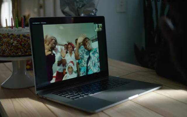 한 이용자가 줌으로 가족들과 인사를 나누고 있다. 사진=줌 유튜브 캡처