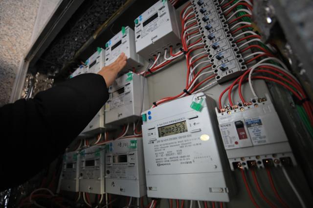 서울의 한 다세대주택에 설치된 전기 계량기. 뉴스1